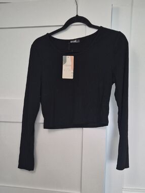 Black Ribbed Long-Sleeve Crop Tee by BYFEM
